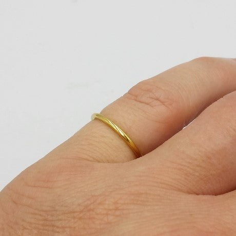 simple pure gold wedding band